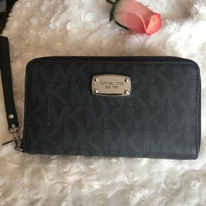 Michael Kors Jet Set Flat MF PHN Wristlet Case.